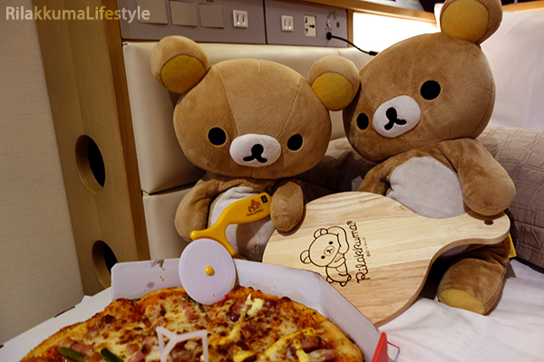 Rilakkuma x Pizza Hut - cutter and board