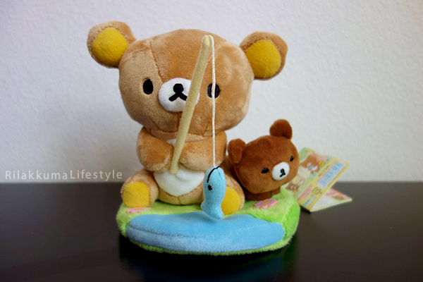How will Koguma-chan fish? Paws first? Korilakkuma's New Friend コリラックマと新しいお友達 - Koguma-chan こぐまちゃん - Rilakkuma Store Exclusive - Fishing - full