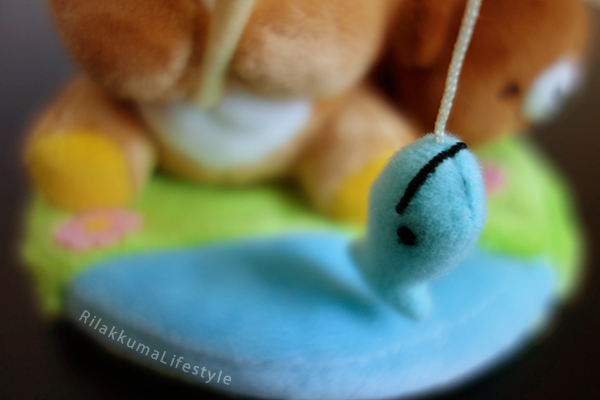 Is he so enthused at being caught?? Korilakkuma's New Friend コリラックマと新しいお友達 - Koguma-chan こぐまちゃん - Rilakkuma Store Exclusive - Fishing - fish detail