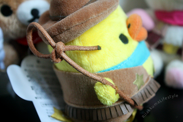 Kichijoji 5th Anniversary - American West - リラックマ茶屋 ぬいぐるみ - 吉祥寺店５周年記念 アニバーサリーぬいぐるみ - アメリカ西部 - 世界のリラックマ - Kiiroitori lasso detail