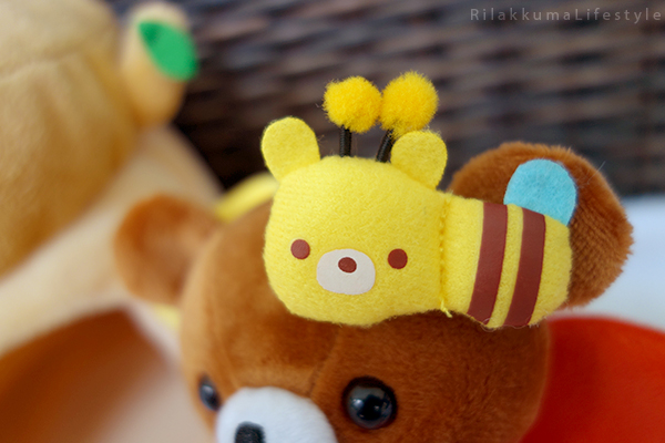 てぶくろをとどけに - チャイロイコグマの どんぐりのおうちセット - Kogumachan - Chairoikoguma - Handmade Mittens Series - Acorn House Plush Playset - bee detail