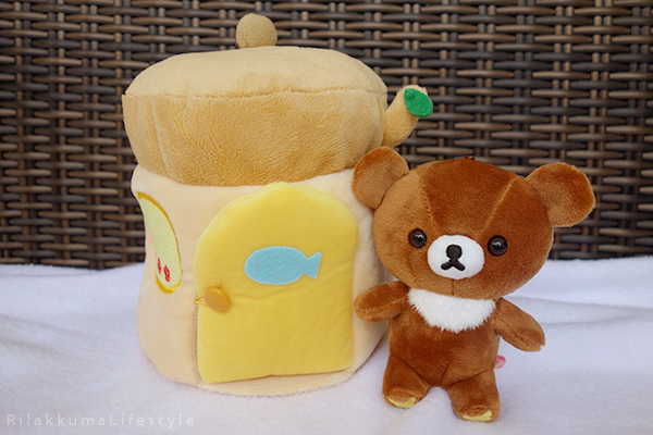 てぶくろをとどけに - チャイロイコグマの どんぐりのおうちセット - Kogumachan - Chairoikoguma - Handmade Mittens Series - Acorn House Plush Playset - outside house detail fish