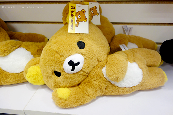 Rilakkuma Lifestyle - リラックマ - Rilakkuma Shop - Christmas Event - Westfield Brandon Center Mall Florida - First Rilakkuma Shop in US - My Only Rilakkuma - Fluffy Rilakkuma Korilakkuma plush laying down relaxing